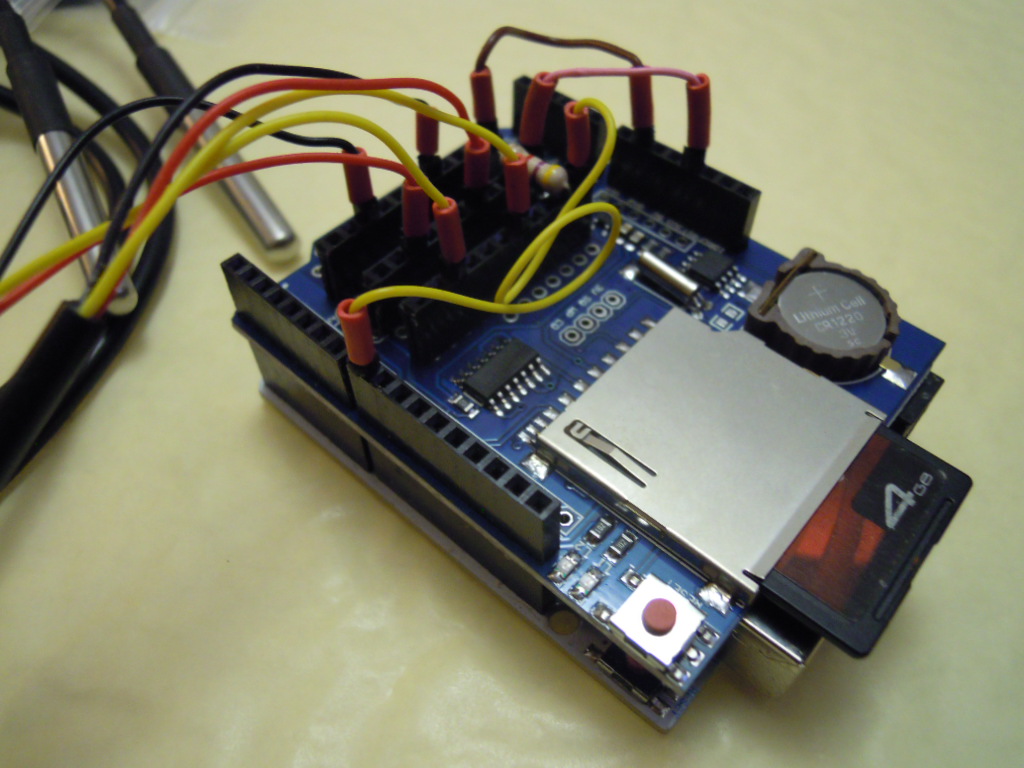 Le datalogger assemblé, avec deux sondes de température branchées