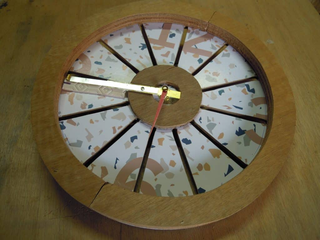 Nourrisseur réalisé à partir d'une simple horloge