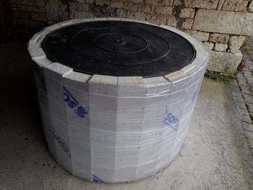 Vue de la cuve de 750 litres retournée, avec les 29 douelles assemblées.