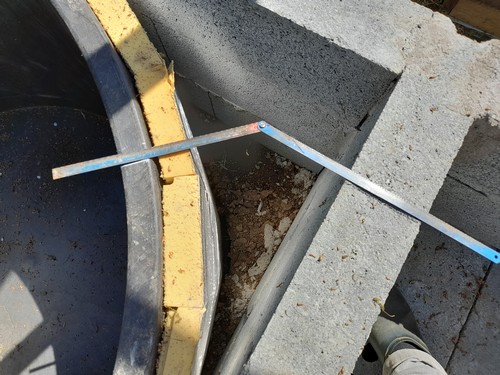 Positionnement des trous pour être perpendiculaire à la cuve et au mur, avec un coude de 45°