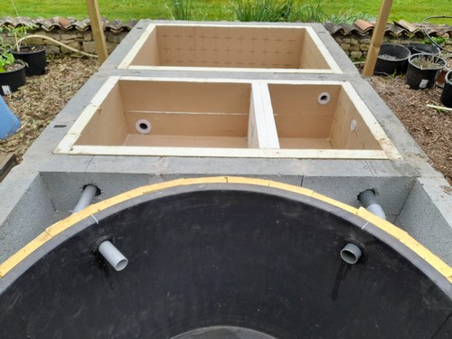 Vue d'ensemble des 5 passages (passage sur cloison centrale non visible) en 40 mm pour les entrées d'eau, en 50 mm pour les sorties. Tout percé à -10 cm sauf sotie gravière à -29 cm.