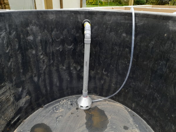 Airlift de 40 mm alimenté par un bulleur plat de 10 cm. Débit air réglé entre 200 et 300 litres injectés par heure. Débit eau compris entre 1000 et 1500 litres par heure.