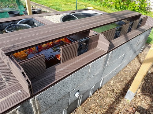 Installation des ventilateurs à l'intérieur du couvercle.