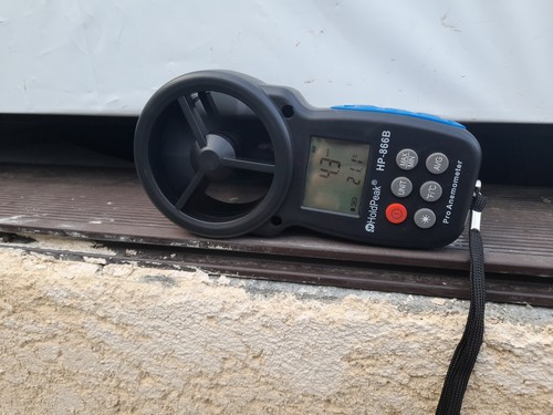 Anémometre en sortie d'air 4300 m/h x 2 m de large x 5 cm de haut : 430 m3/h