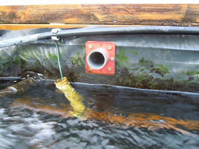 Trop plein du bassin à truites dérivant l'eau vers le bassin tampon en cas de débordement pour cause de bouchage de l'évacuation vers les filtres