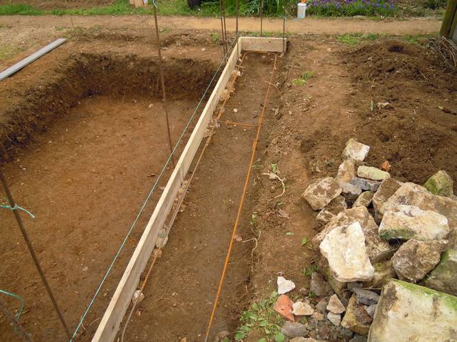 Coffrage de la semelle du mur, élevé au sud des bassins, et construit à l’intérieur de la serre. Apporte une ombre sur les bassins limitant le réchauffement de l’eau par le rayonnement direct du soleil.