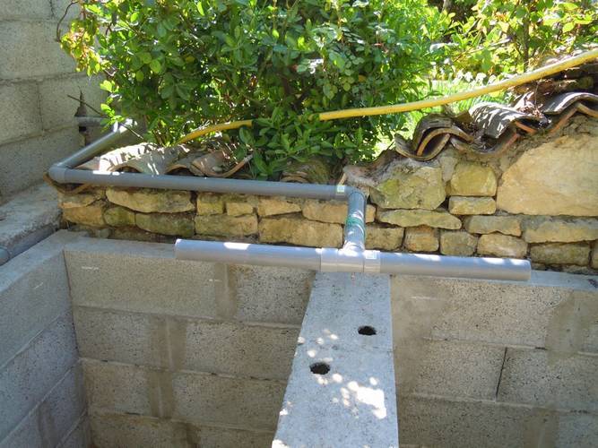 L’arrivée d’eau en provenance du bac de culture répartie sur les deux bassins à truites, avec une chute d’eau de 16 cm