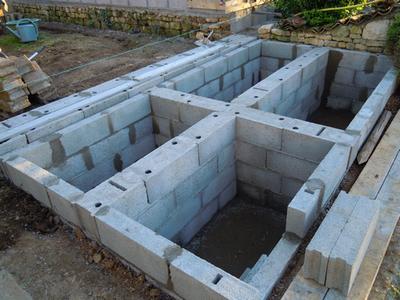 Construction terminée : deux bassins à truites de 1250 litres , un compartiment pour les filtres et un bassin tampon de 800 litres.