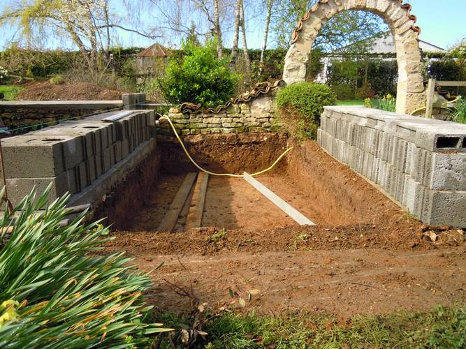 Les parpaings de 20 et d 10 cm prêts à poser.