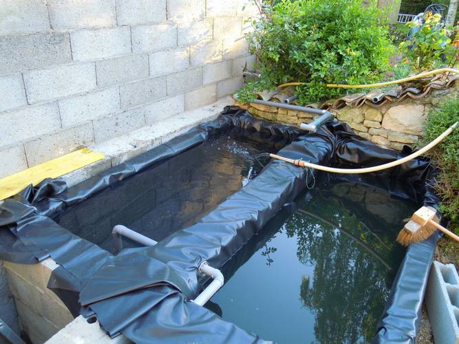 Pose de la bâche et remplissage avec l’eau de la nappe.