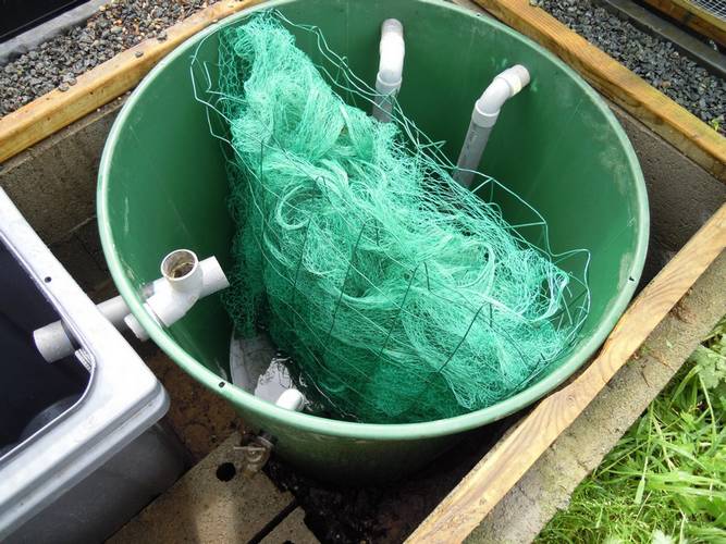 Filtre à filet : l’eau des bassins arrive d’un coté du panier par le bas, et repart par le haut de l’autre côté. Entre temps, les saletés contenues dans l’eau s’accrochent aux mailles du filet, s’agglomèrent entre elles pour finir par se déposer sur le fond du récipient.