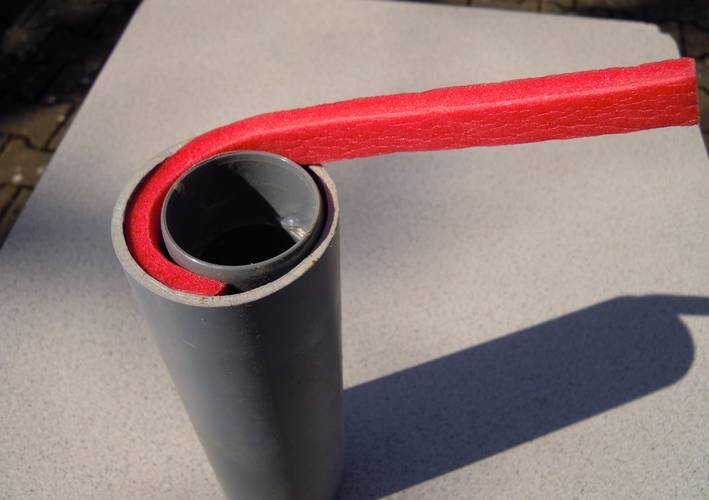 Insérer ce tube manchonné dans le gros tube et encastrer la bande de mousse coupée à la bonne longueur