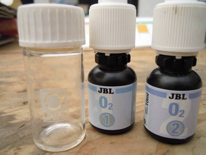 Le flacon et les deux réactifs du test pour mesurer l'oxygène de l'eau